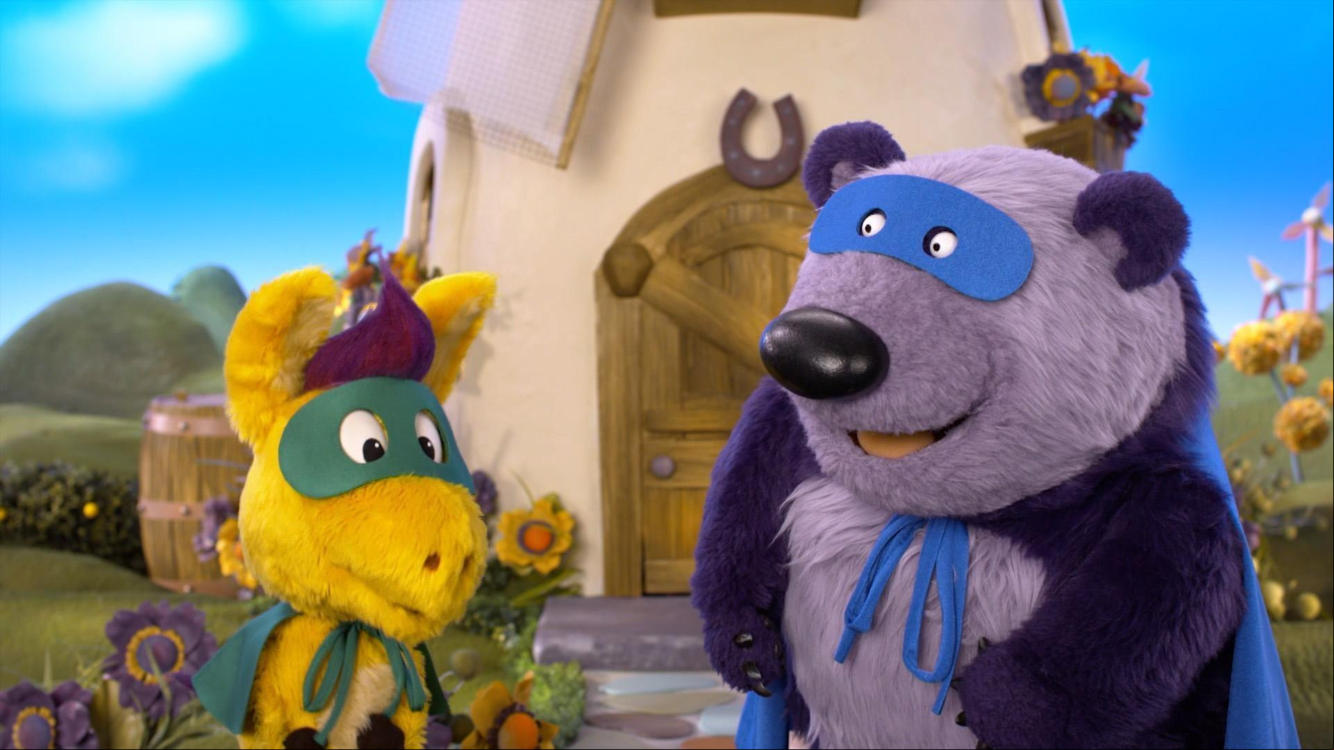 Donkey tries to get a baby yodel bird to nap./The pals argue while playing superheroes.